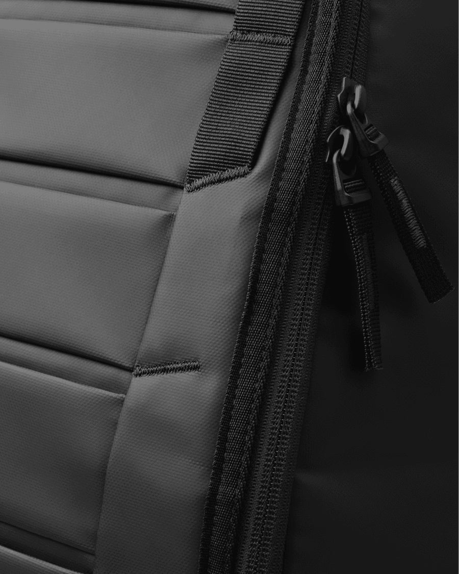 Hugger Backpack 30L - Black Out 