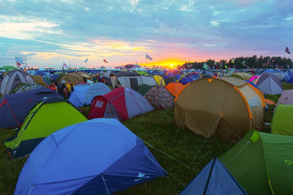 Mache dein Festivelerlebnis mit unseren exklusiven Mietpaketen unvergesslich. Von standard Ausrüstung bis hin zu Gadgets, alles für dein Festival-Abenteuer. Jetzt bei Outzip buchen.