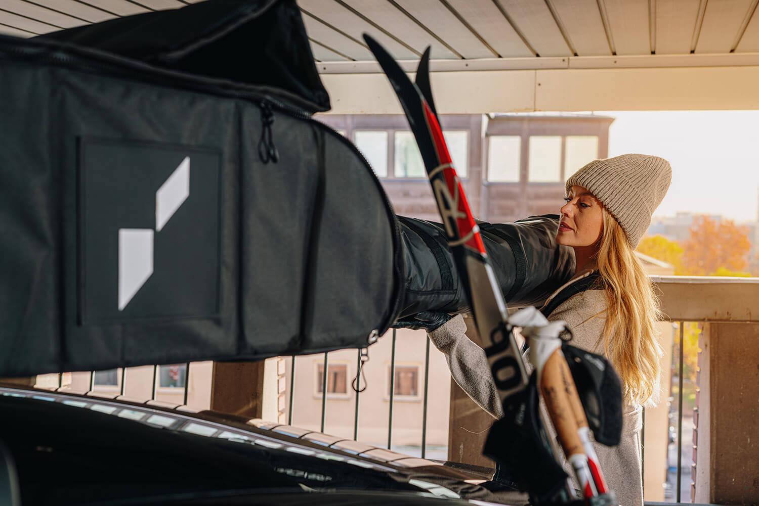Skitasche in der Dachbox